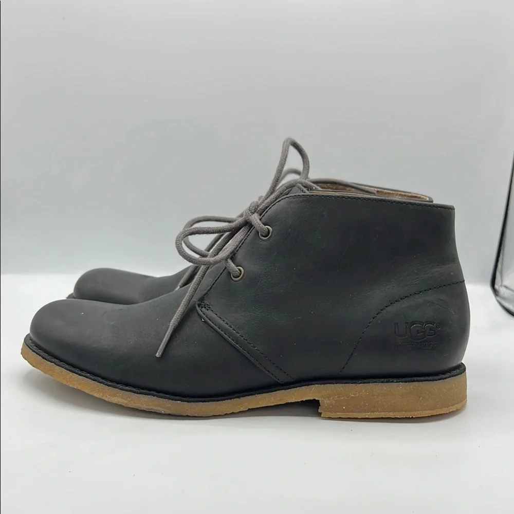 UGG‎ Sz 8 Leighton Black Tan Chukka Boots Minimalist Design
